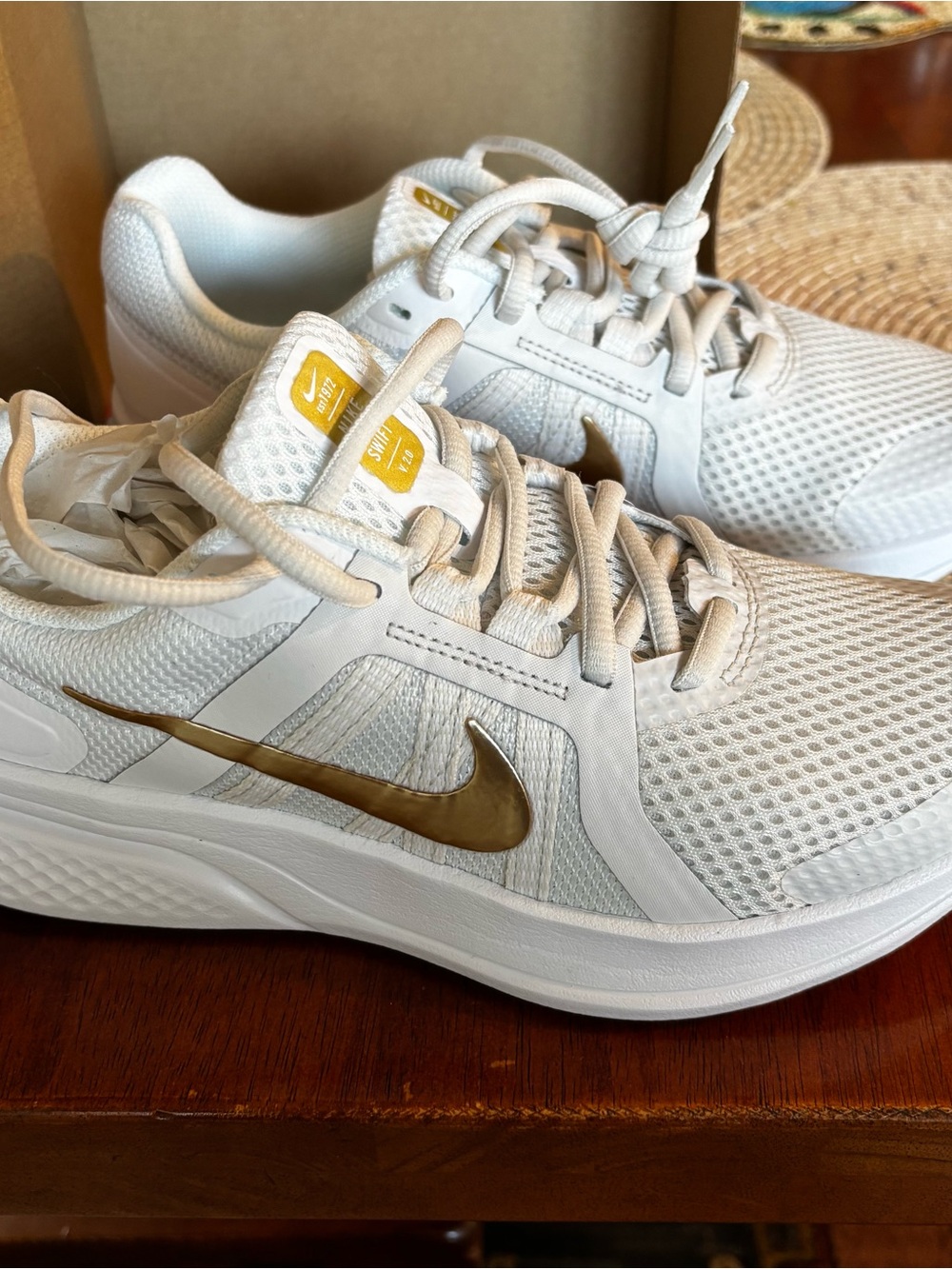 Nike Run Swift 2.0 White & Gold Running Sneakers WM size 7, men 5.5